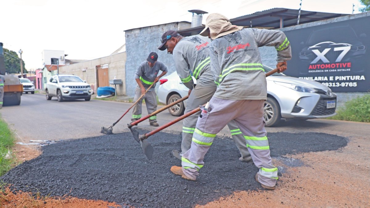 Várzea Grande realiza tapa-buracos nos bairros Pirinéu e Jardim Manaíra