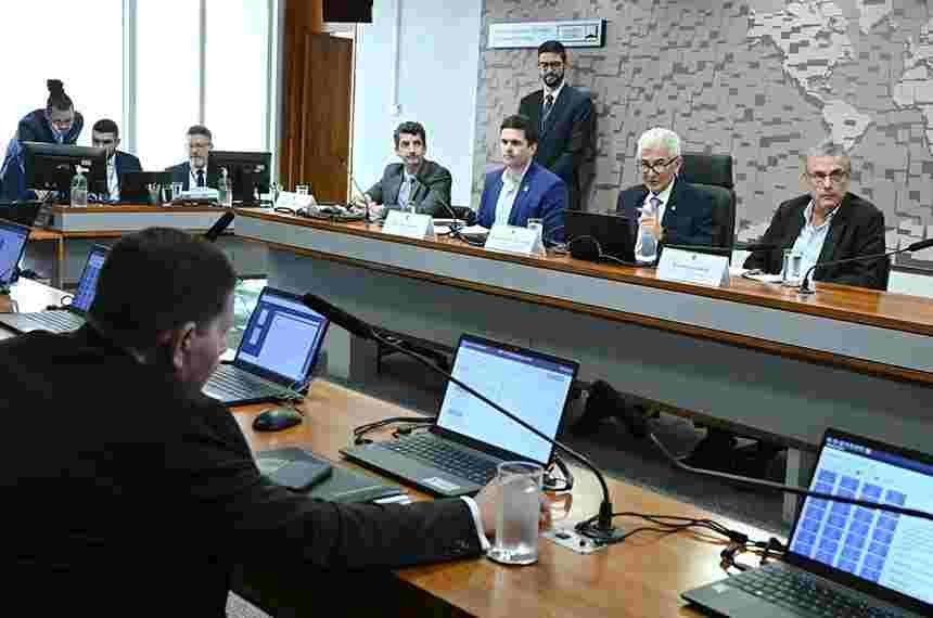 Vacinas: debatedores afirmam que país precisa estar preparado para novas pandemias