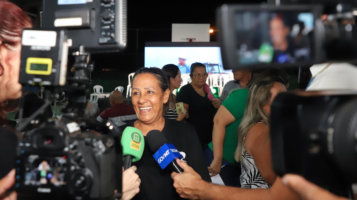 Após décadas de espera, moradores do Jardim Manaíra recebem títulos definitivos e realizam sonho da casa regularizada