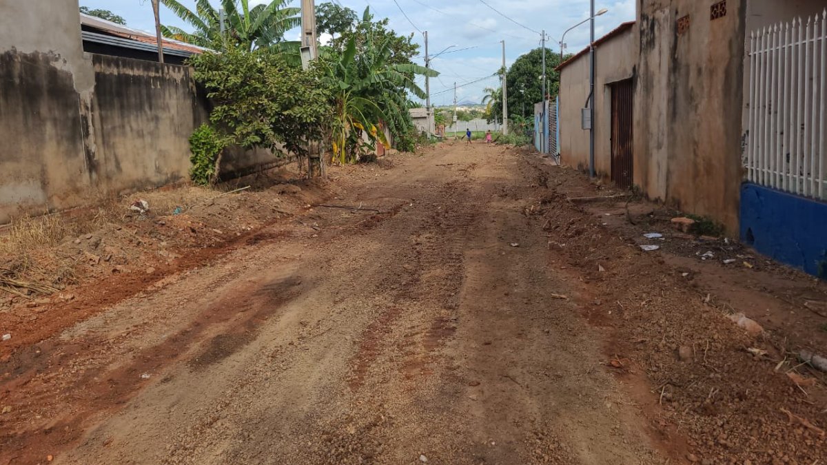 Prefeitura intensifica manutenção viária e atende seis bairros com tapa-buracos e patrolamento