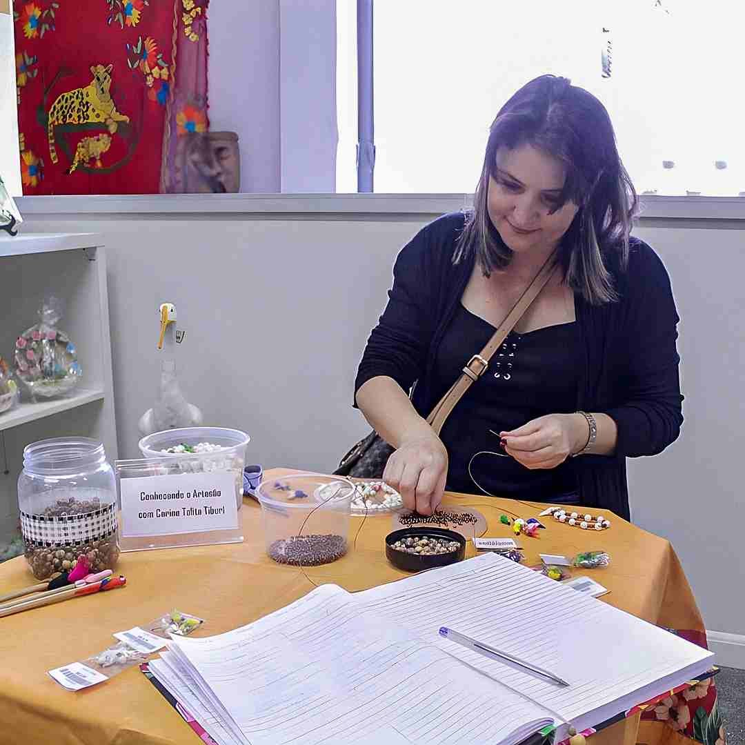 Projeto Conhecendo o Artesão deste sábado (13) recebe artesã responsável por artes feitas do biscuit 