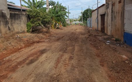 Prefeitura intensifica manutenção viária e atende seis bairros com tapa-buracos e patrolamento