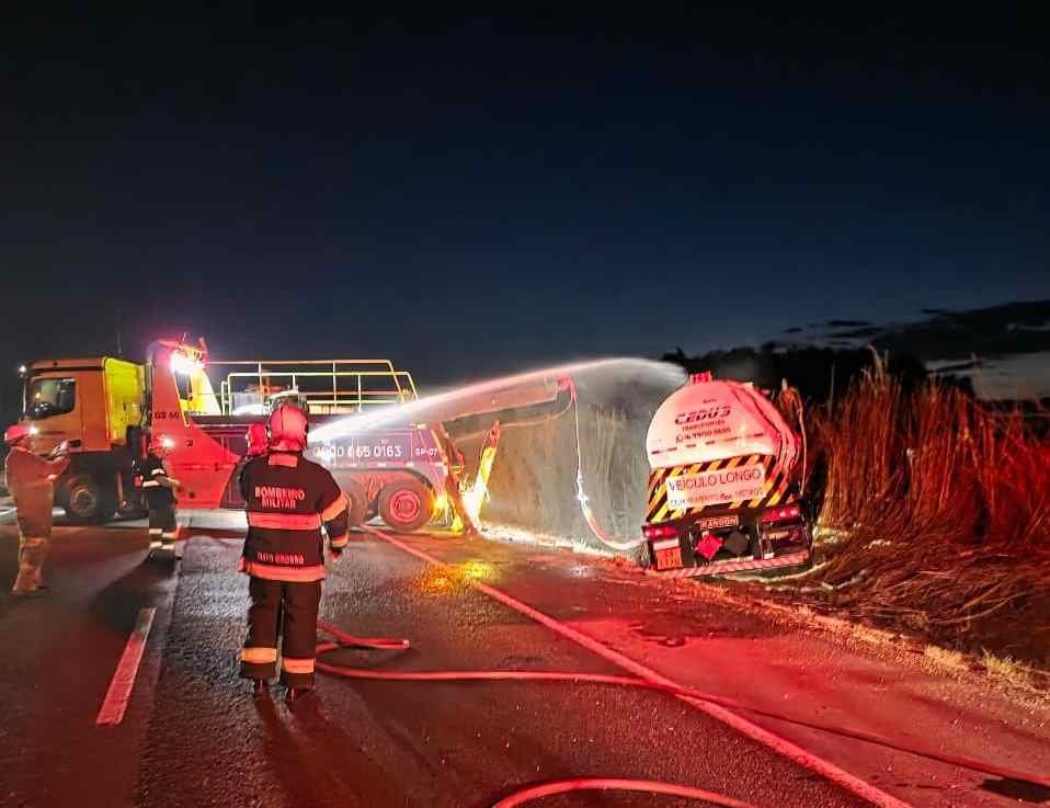 Bombeiros atuam em operação de segurança após carreta com etanol tombar na BR-163