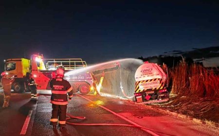 Bombeiros atuam em operação de segurança após carreta com etanol tombar na BR-163