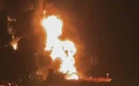 Superpetroleiro Atingido por Explosão e Incêndio no Estreito de Ormuz: Detalhes Emergentes e Implicações Estratégicas