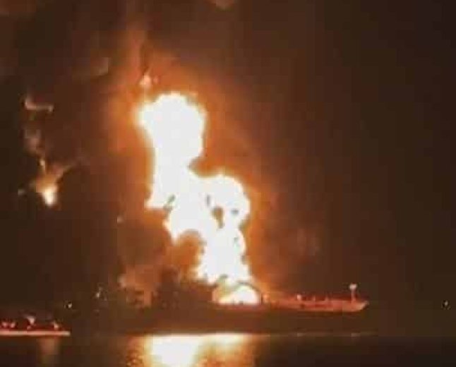 Superpetroleiro Atingido por Explosão e Incêndio no Estreito de Ormuz: Detalhes Emergentes e Implicações Estratégicas
